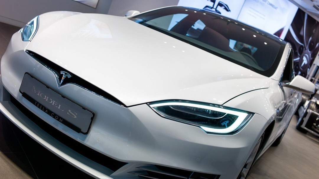 Elon Musk chce, aby Teslov motor plynoval, a také chce, aby Tesla vydával zvuky koně a kozy.