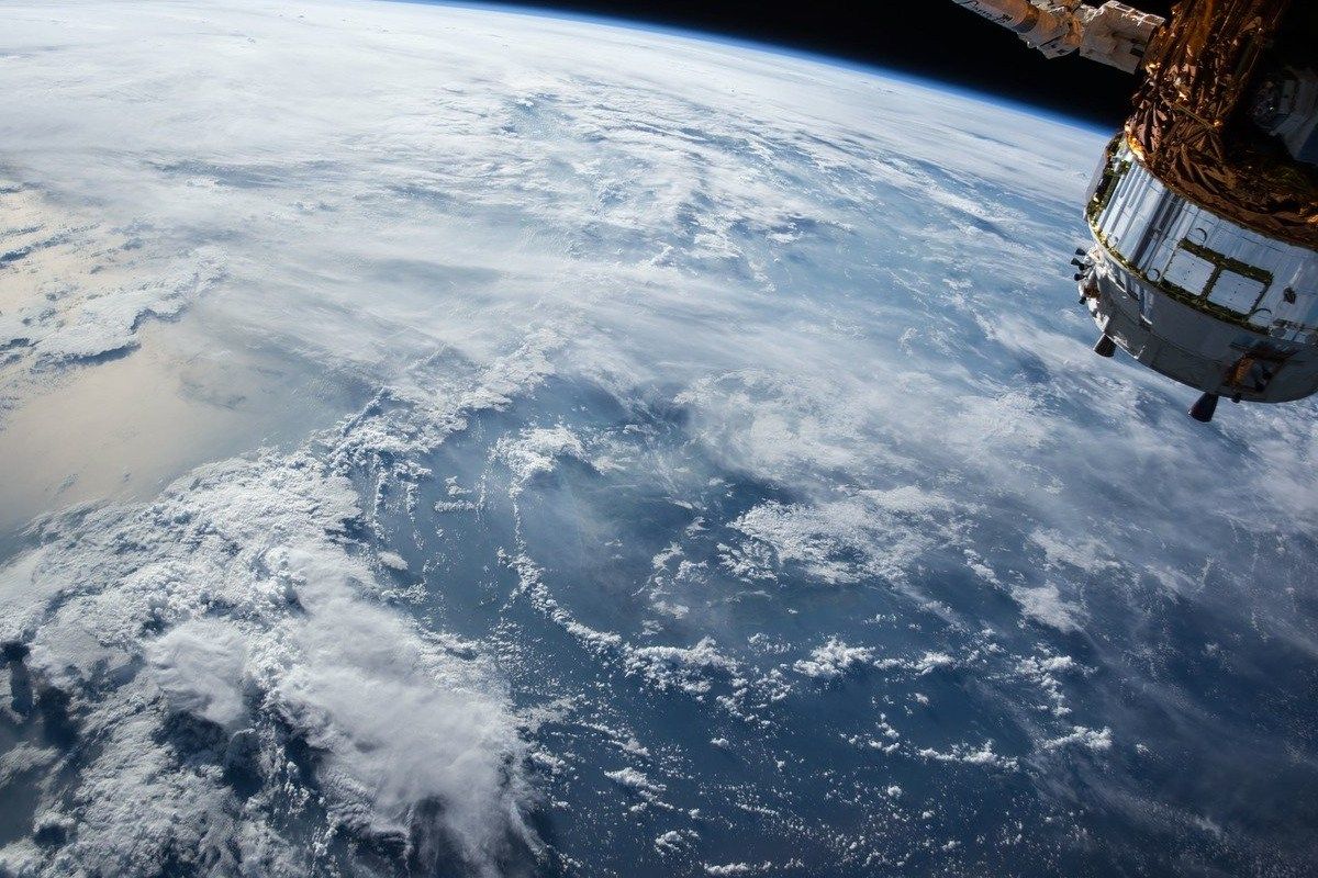 Elon Musk oznamuje předčasný přístup k projektu satelitního internetu Starlink Generální ředitel společnosti SpaceX otestuje beta verzi s 360 satelity, které má na nízké oběžné dráze. 6 Elon Musk oznamuje předčasný přístup k projektu satelitního internetu Starlink Generální ředitel společnosti SpaceX otestuje beta verzi s 360 satelity, které má na nízké oběžné dráze.