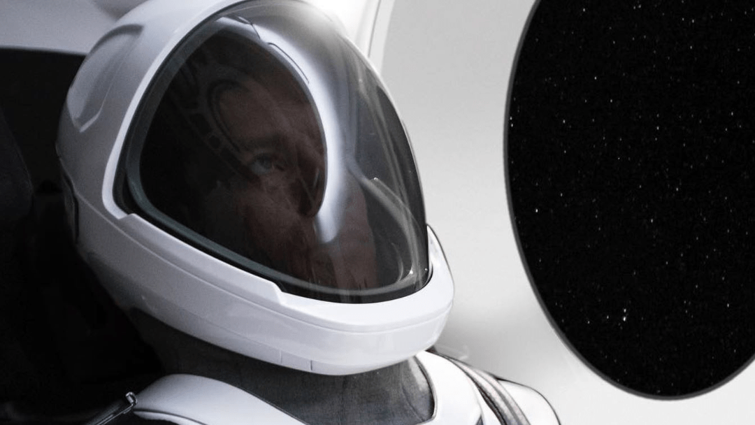 Elon Musk ukazuje první obrázek skafandru SpaceX. Oblečení bylo navrženo s NASA a bylo vším, co jsme očekávali.