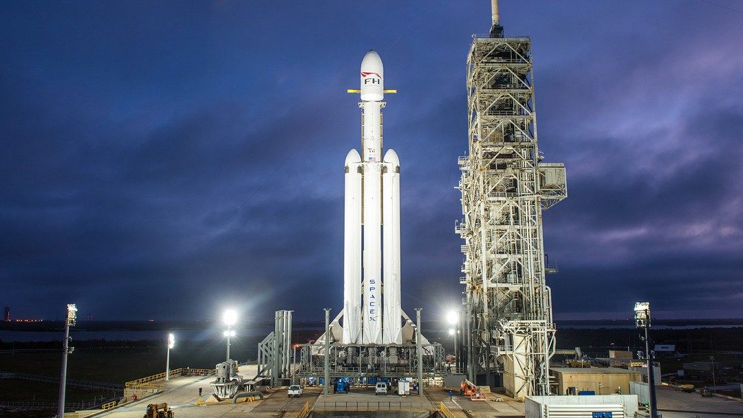 Falcon Heavy vypadá impozantně a je připraven na svůj první test, SpaceX odhaluje nové záběry své výkonné nové rakety před jejím prvním spuštěním. 10 Falcon Heavy vypadá impozantně a je připraven na svůj první test, SpaceX odhaluje nové záběry své výkonné nové rakety před jejím prvním spuštěním.