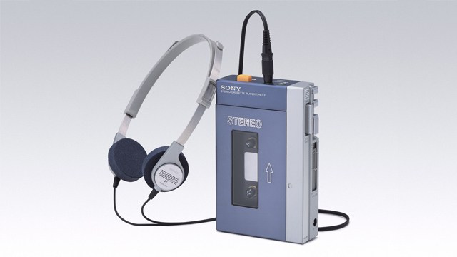 Galerie: Walkman Sony je 35 let Dnešní nejslavnější přenosný přehrávač slaví další výročí změny způsobu, jakým posloucháme a rozumíme hudbě.  Když ráno vstanu, jdu ven ...