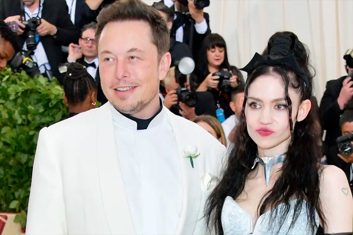 Grimes potvrzuje, že Elon Musk je otcem syna, kterého Musk očekával, má již pět dětí a nadnárodní společnosti, protože je darebák. To je Hank Štír!