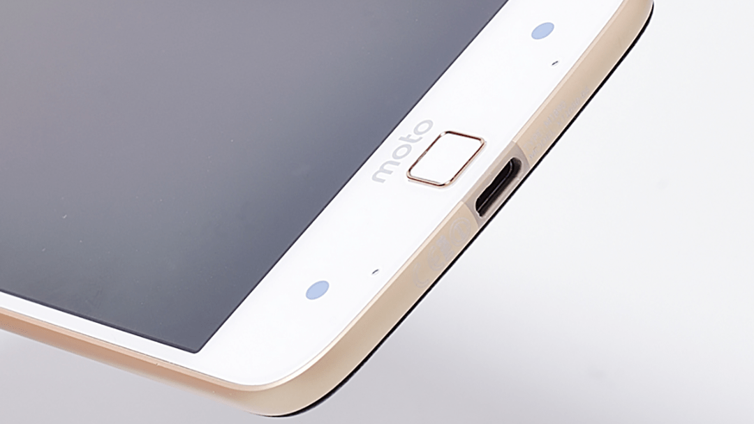 HTC a Motorola tvrdí, že nezpomalují své telefony jako Apple. Bude to začátek deklarované války proti společnosti v čele s Timem Cookem?