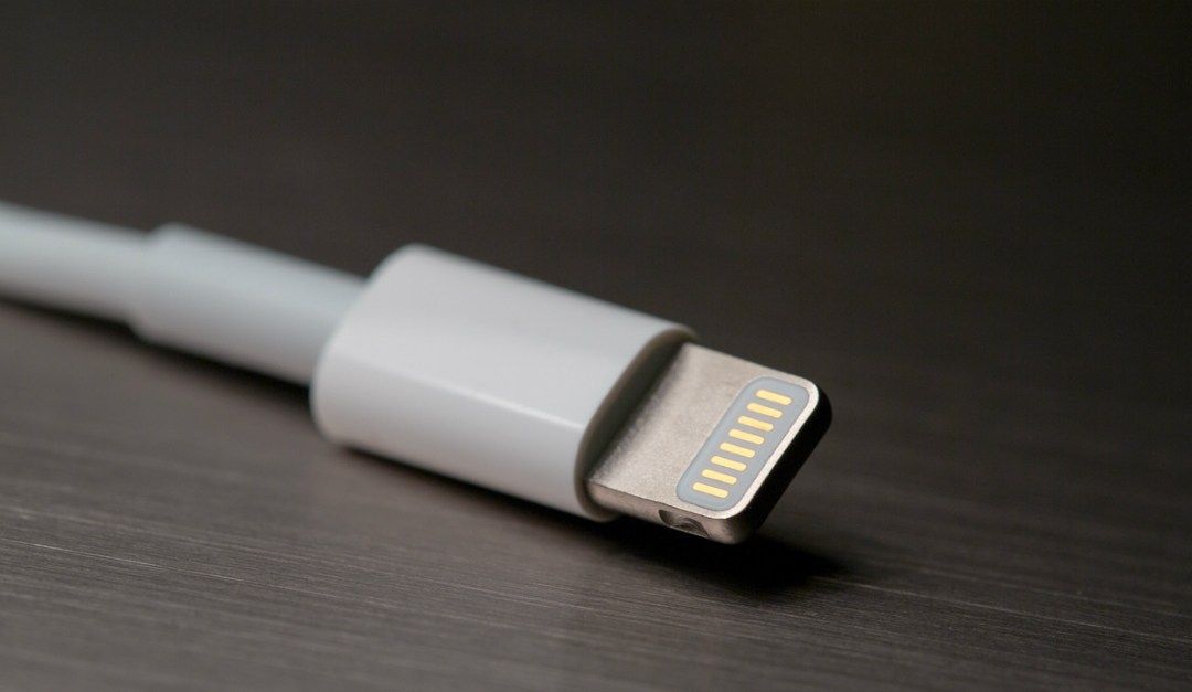Apple se loučil s připojením Lightning, aby přijal USB-C. Apple se už nějakou dobu chce vzdát svého symbolického připojení a upgradovat. 5 Hackeři používají k únosu telefonů a počítačů pirátské kabely. Hackerům se podařilo pomocí kabelu Lightning unést iPhone a poté počítač.