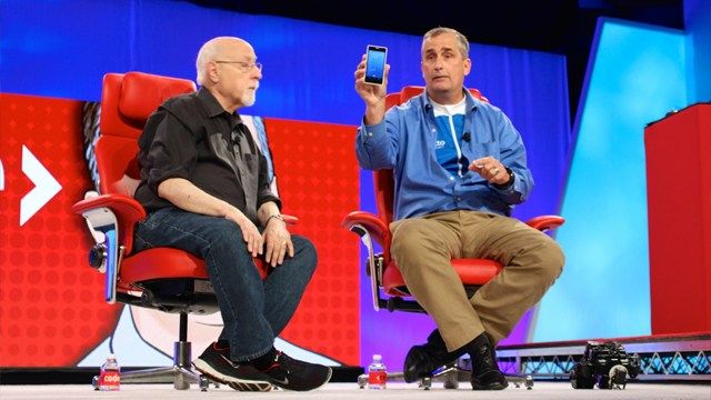 Intel odhaluje své chytré tričko Nejnovější CES předvedl tento týden chytré tričko, které dokáže sledovat vitální funkce a náladu poté, co Intel představil několik plánů nositelných technologií. 1 Intel odhaluje své chytré tričko Nejnovější CES předvedl tento týden chytré tričko, které dokáže sledovat vitální funkce a náladu poté, co Intel představil několik plánů nositelných technologií.