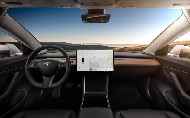 Interiér Tesla Model 3 (včetně volantu) nyní ...