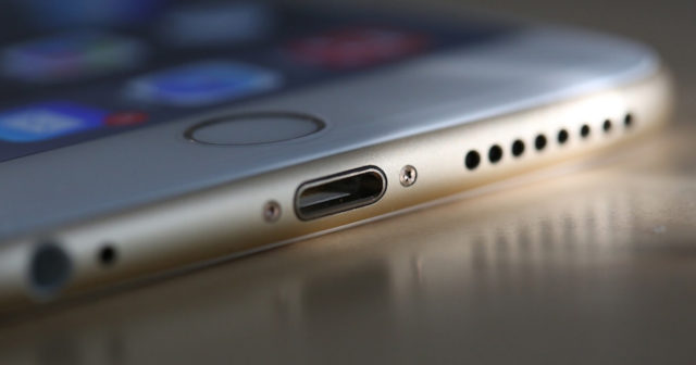 Jak vyčistit USB Lightning port vašeho iPhone 4 USB blesk