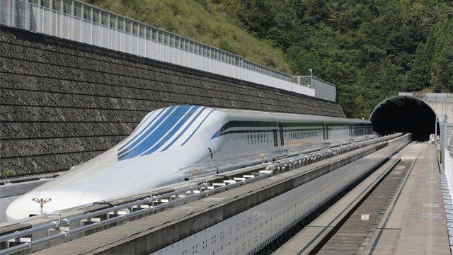 Japonsko opět nastavilo rychlostní rekord osobního vlaku Japonské vozidlo dosáhlo téměř 600 kilometrů za hodinu. V polovině listopadu loňského roku představila železniční společnost JR Central svůj nový magnetický výtah…