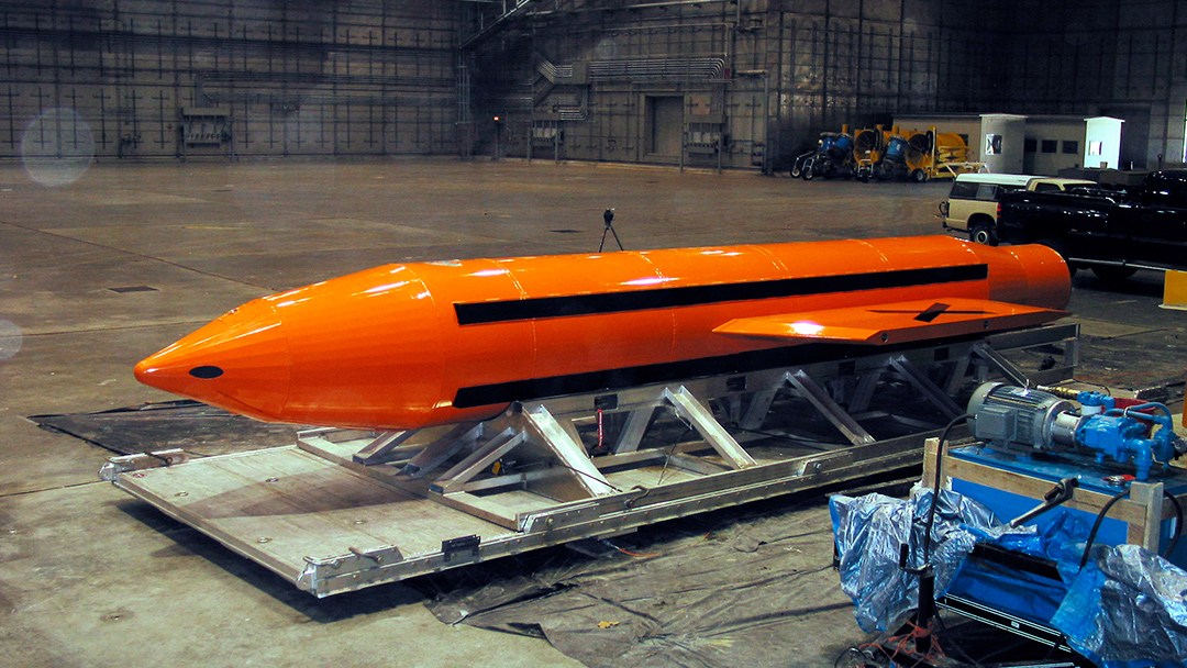 Jedná se o GBU-43, „matku všech bomb“, kterou USA shodily na Afghánistán. Toto je druhá nejsilnější nejaderná bomba na světě. 3 Jedná se o GBU-43, „matku všech bomb“, kterou USA shodily na Afghánistán. Toto je druhá nejsilnější nejaderná bomba na světě.