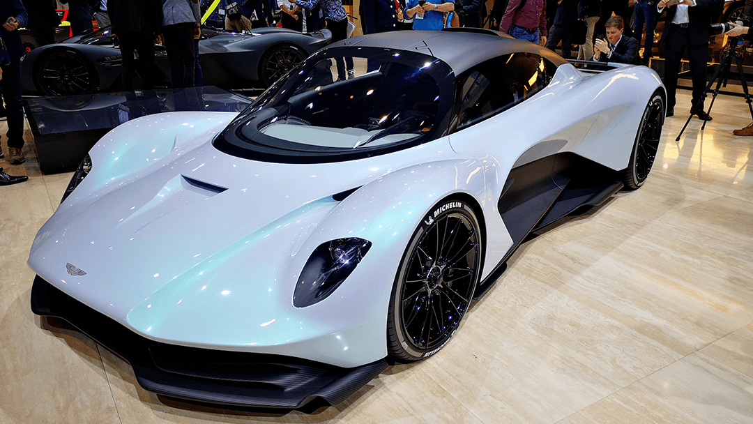 Jedná se o hyperautomobil Aston Martin AM-RB 003 využívající technologii NASA, využívající technologii NASA, která mění aerodynamickou sílu v reálném čase.