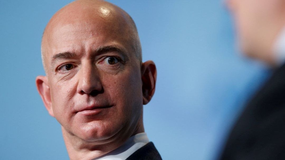 Jeff Bezos chce využít přírodní zdroje jiných planet Podle Jeffa Bezose bychom se měli spíše zaměřit na využívání zdrojů jiných planet, než se snažit je obývat. 3 Jeff Bezos chce využít přírodní zdroje jiných planet Podle Jeffa Bezose bychom se měli spíše zaměřit na využívání zdrojů jiných planet, než se snažit je obývat.