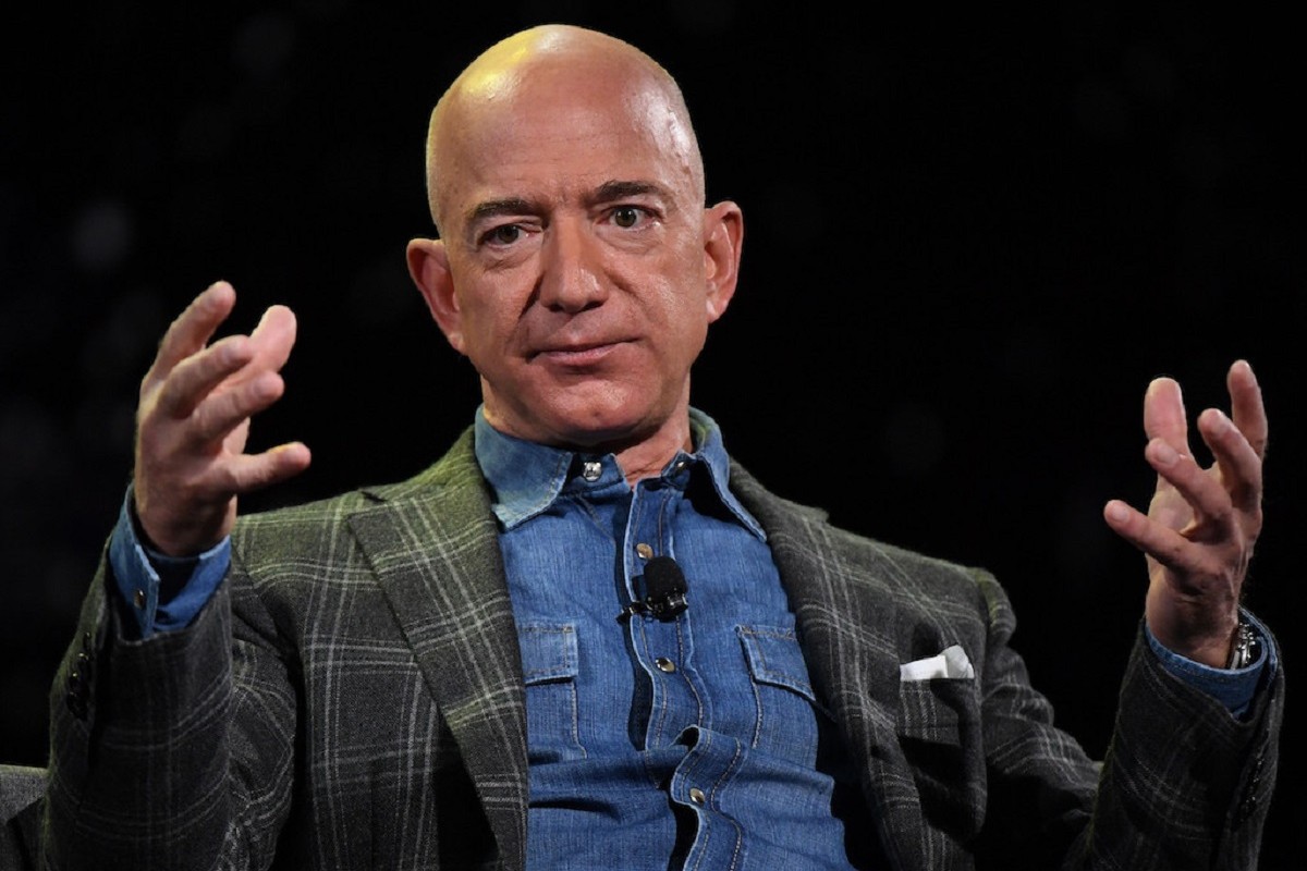 Jeff Bezos překonal rekord: Získejte 13 miliard dolarů za den Podle jedné zprávy vydělal generální ředitel společnosti Amazon Jeff Bezos 13 miliard dolarů za pouhých 24 hodin.
