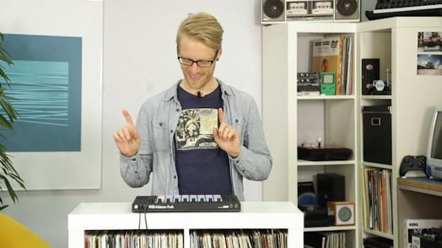 Kanadský hudebník vytvořil verzi Guitar Hero pro Ableton Push Musician a producent Hrdvision navrhl toto zábavné rozhraní, aby naučilo děti používat Ableton Live. DAW (Digital Audio Workstation) v posledních letech ...
