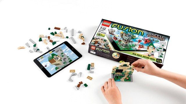 LEGO vydá nové sady s rozšířenou realitou A konečně si milovníci LEGO nebudou muset vybrat mezi stavbou něčeho ze svých bloků nebo zábavným hraním videohry z této série, protože v poslední době ... 2 LEGO vydá nové sady s rozšířenou realitou A konečně si milovníci LEGO nebudou muset vybrat mezi stavbou něčeho ze svých bloků nebo zábavným hraním videohry z této série, protože v poslední době ...
