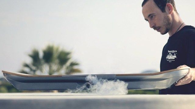 Lexus vydal nové video z létajícího skateboardu, kterému chci uvěřit, je skutečné!  Před několika týdny zveřejnil Lexus video a virální kampaň, která údajně obsahuje postup skutečného hoverboardu ...