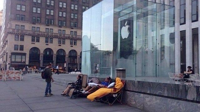 Linky na nákup iPhonu 6 již začaly ... a to je dobrá práce. Zatímco dlouho očekávaný iPhone 6 bude sotva k dispozici v úterý 9. září, lidé z pátého Apple Store studují ...