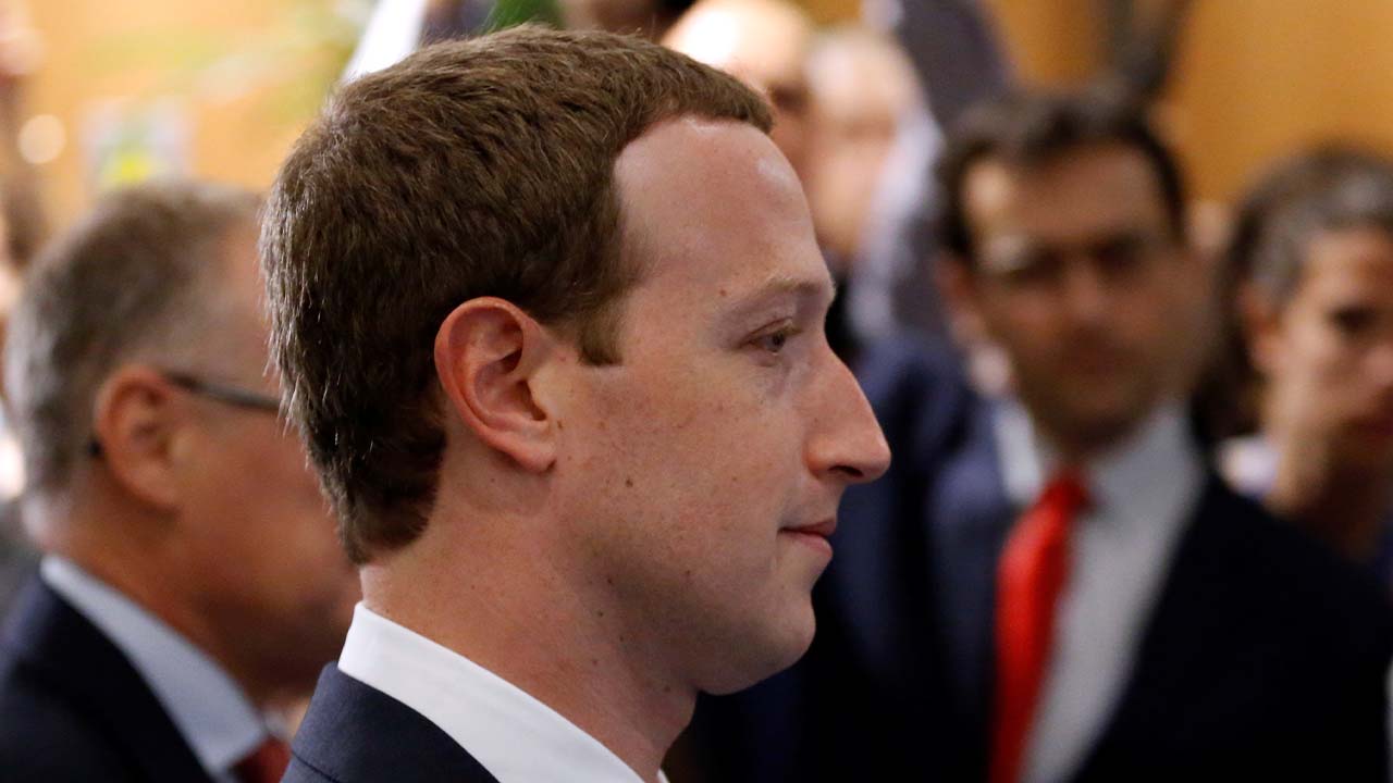 Mark Zuckerberg se snaží obvinit americkou vládu ...