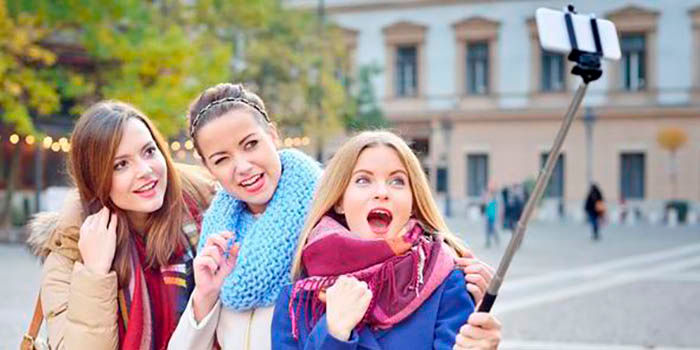 Méně než 8 let, připravte se na léto s těmito selfie tyčemi ... 6 Selfie Stick Fiyatları