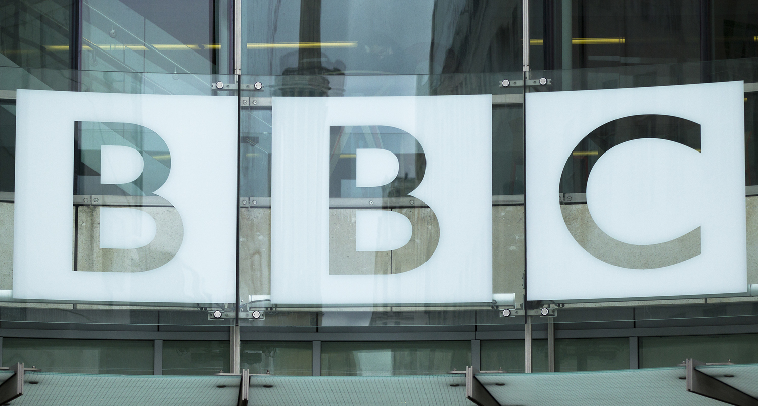 Meteorolog BBC si ve vzduchu komicky odporuje ...