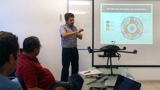Mexiko otevírá první akademii pro piloty dronů v Latinské Americe Růst trhu s drony v naší zemi těmto projektům pomáhá. José Luis González, generální ředitel Unmmaned Systems (věnovaný… 7 Mexiko otevírá první akademii pro piloty dronů v Latinské Americe Růst trhu s drony v naší zemi těmto projektům pomáhá. José Luis González, generální ředitel Unmmaned Systems (věnovaný…