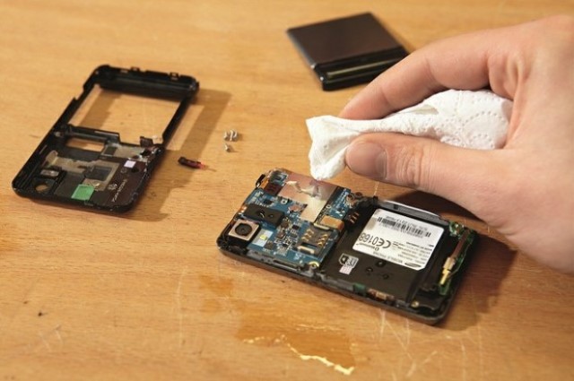 Můj mobilní telefon je mokrý a nezapne se na obrazovce [Solución Fácil y Rápida] Muj mobilni telefon je mokry a nezapne se na obrazovce