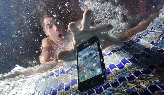 Můj telefon spadl do vody a teď se jen třese. Jak to opravit