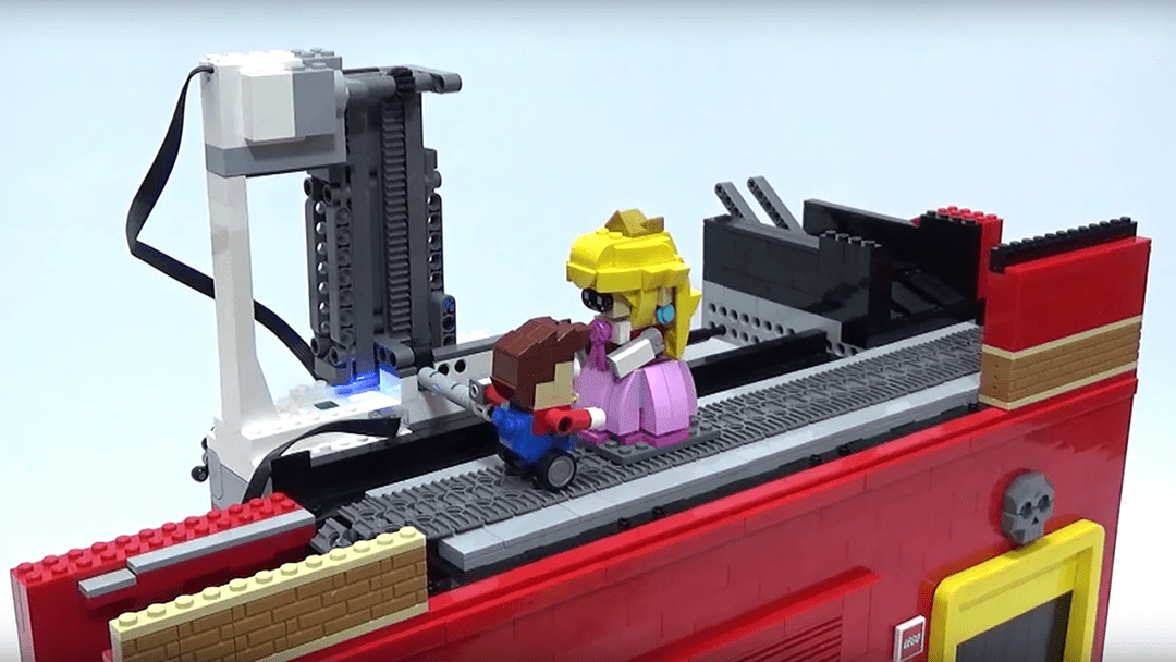 Muž staví svůj vlastní Super Mario Bros s lego figurkami Japonský muž vyvinul fyzickou verzi Super Mario Bros pomocí lego kostek.