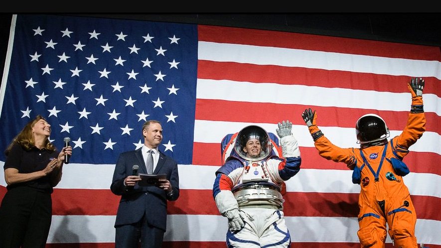 Dva skafandry, které mají astronauti nosit během mise Artemis, Image Credit: Twitter