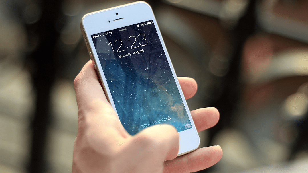 Ne, stisknutí tlačítka na vašem iPhone neodesílá vaši polohu policii. Na sociálních sítích se šířila falešná zpráva o funkčnosti SOS iPhonu.