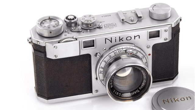 Nikon vydražil třetí fotoaparát, který vyrobil za více než 400 000 dolarů. Tento sběratelský předmět se jeví jako pozůstatek celé historie, kterou ukazuje každý kousek jeho rámečku. Legendární pozůstatek historie fotografie byl dán do dražby marně ... 14 Nikon vydražil třetí fotoaparát, který vyrobil za více než 400 000 dolarů. Tento sběratelský předmět se jeví jako pozůstatek celé historie, kterou ukazuje každý kousek jeho rámečku. Legendární pozůstatek historie fotografie byl dán do dražby marně ...
