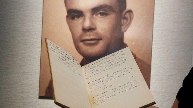 Notebook Alana Turinga se prodává za více než milion dolarů. Vynálezce prodané poznámky pocházejí z doby, kdy prolomil kód záhady.  Aukční dům Bonhams vydal na prodej knihu o 56 knihách.