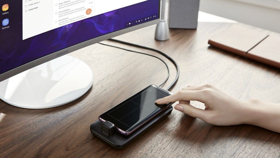 Nový DeX Pad přemění Galaxy S9 na PC s touchpadem Nová verze periferních zařízení Samsung promění Galaxy S9 na počítač a vy již nepotřebujete klávesnici ani myš.
