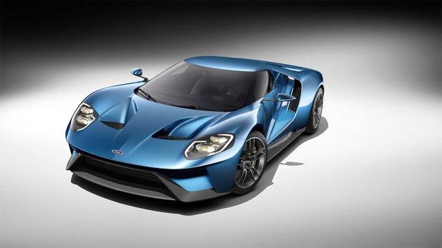 Nový Ford GT je zvíře o výkonu 600 koní. Automobilka na autosalonu v Detroitu představila svůj nádherný nový sportovní vůz. Ford GT 2017 je působivý vůz inspirovaný letošním GT40. 2 Nový Ford GT je zvíře o výkonu 600 koní. Automobilka na autosalonu v Detroitu představila svůj nádherný nový sportovní vůz. Ford GT 2017 je působivý vůz inspirovaný letošním GT40.