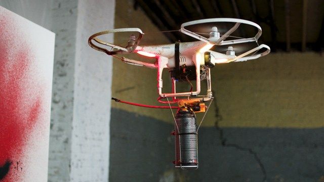 Nyní si můžete vytvořit svůj vlastní dron na výrobu graffiti. Výukový program nám říká, jak vytvořit vlastní verzi dronu, která kreslí reklamu Calvin Klein. Drony mohou dělat cokoli: od doručování balíčků doma a…