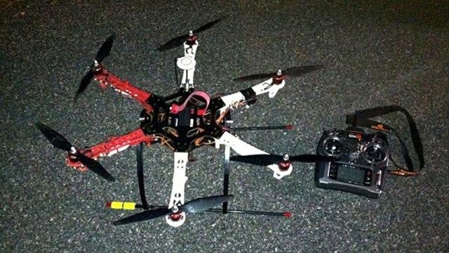 Objevili dron, který nelegálně uvěznil tabák. Skupina čtyř lidí obsluhovala vozidlo poblíž věznice. Tento týden byli zatčeni čtyři lidé za použití dronů v Calhoun v Georgii ...