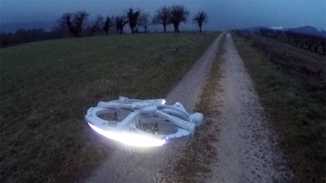 Podívejte se na dronovou verzi Millennium Falcon Veterán fanouška Hvězdných válek upravil dron velmi podobný slavné kosmické lodi, kterou řídili Han Solo a Chewbacca. YouTuber Olivier C's… 13 Podívejte se na dronovou verzi Millennium Falcon Veterán fanouška Hvězdných válek upravil dron velmi podobný slavné kosmické lodi, kterou řídili Han Solo a Chewbacca. YouTuber Olivier C's…