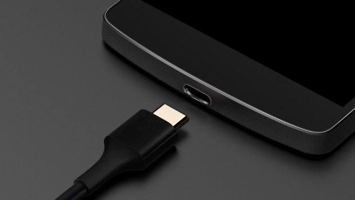 Poslouchejte hudbu ze smartphonu a nabíjejte baterii bez konektoru