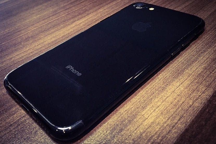 Pouzdro Nude Case udržuje váš iPhone 7 Jet Black prakticky beze změny 3 Nahé pouzdro pro iPhone 7