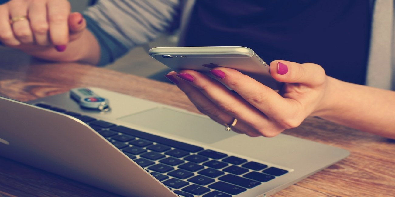 Obrázek - Proč jsou samolepky vyrobeny ze zadní strany mobilního telefonu?