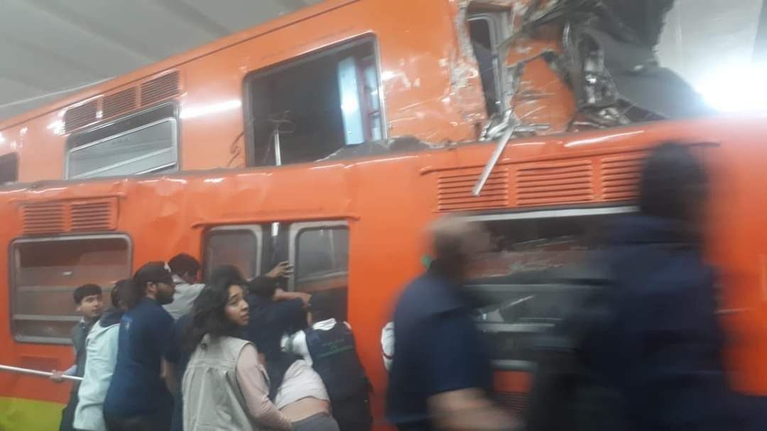 Proč se na stanici Tacubaya srazily vlaky metra? Úřady vysvětlují důvody nehody, která způsobila smrt jedné osoby a desítky zraněných. 4 Proč se na stanici Tacubaya srazily vlaky metra? Úřady vysvětlují důvody nehody, která způsobila smrt jedné osoby a desítky zraněných.