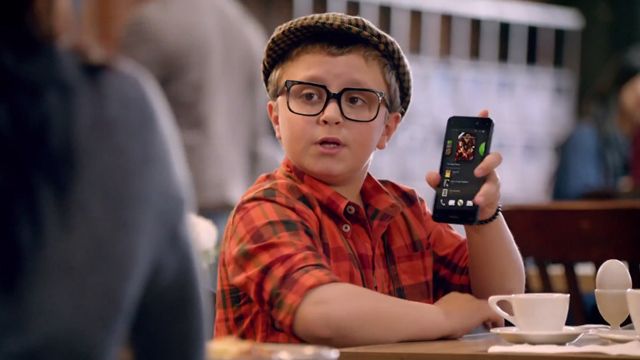 První reklama na nový Fire Phone od Amazonu je tak divná… Před měsícem představila společnost Amazon svůj první smartphone Fire Phone. Společnost nyní vydala televizní reklamu na propagaci svého nového smartphonu a upřímně…