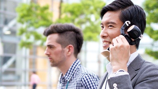 První robotický smartphone bude k dispozici v Japonsku. Japonci budou moci mít Android, se kterým mohou komunikovat se světem. Ulice Japonska začnou být zaplaveny v té nejčistší podobě lidmi, kteří mají v kapsách roboty.