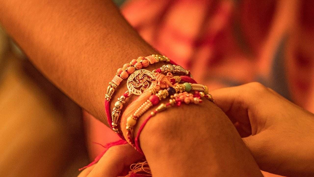 Raksha Bandhan 2020: Jak stahovat a sdílet tématické samolepky ...