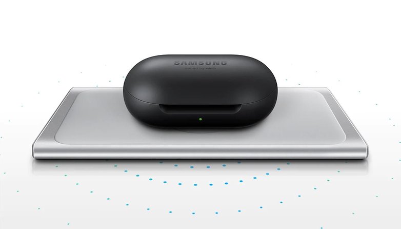 Samsung Galaxy Buds se nabíjí