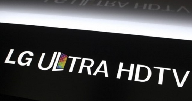 Recenze sadistické reklamy na obrazovkách LG Španělský filozof a esejista Eduardo Subirats říká v textu: „Obrazovky nás informují; obrazovky nás nutí dotýkat se světa; obrazovky nás sledují; obrazovky formulují naše přání a ...