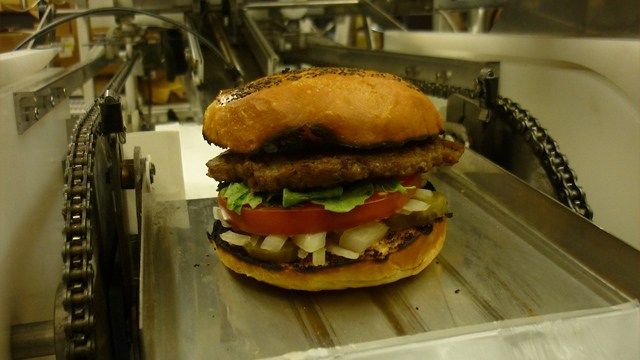 RoboBurgerBoy je hned za rohem se Super Bowl, strojem, který znovu objevuje myšlenku rychlého občerstvení, mnoho lidí připravuje setkání doma, aby sledovali show. Samozřejmě připravte jídlo pro všechny hosty (včetně… 4 RoboBurgerBoy je hned za rohem se Super Bowl, strojem, který znovu objevuje myšlenku rychlého občerstvení, mnoho lidí připravuje setkání doma, aby sledovali show. Samozřejmě připravte jídlo pro všechny hosty (včetně…
