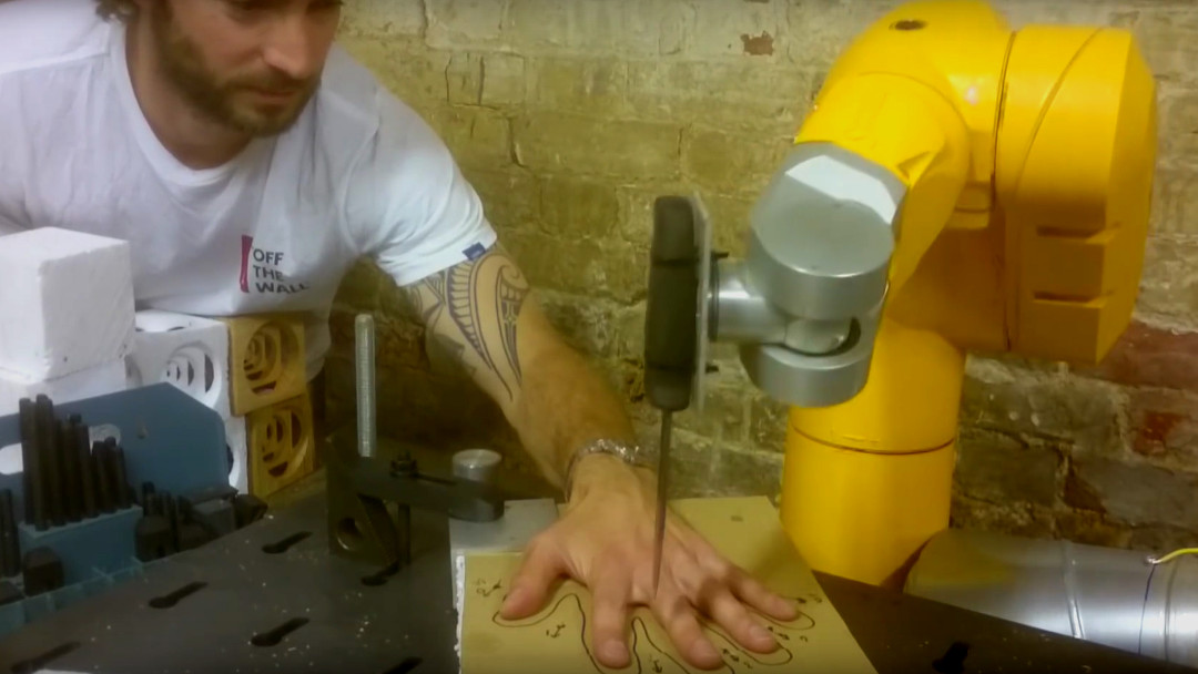 Robot hraje s nožem a prsty naivní Toto video ukazuje nejtechnologičtějšího makléře v historii.