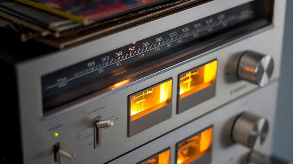 Rozlučte se s rádiem FM: Jeho smrt dnes začala v Norsku. Trend se brzy bude v různých zemích opakovat. Brzy ráno se Norsko stalo první zemí, která odstranila rádiové signály. 7 Rozlučte se s rádiem FM: Jeho smrt dnes začala v Norsku. Trend se brzy bude v různých zemích opakovat. Brzy ráno se Norsko stalo první zemí, která odstranila rádiové signály.