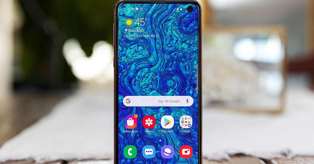 Samsung Galaxy S10E s 256 GB úložiště stojí ...