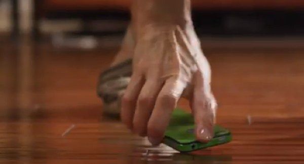 Samsung Galaxy S4, iPhone 4S, iPhone 5 ve su geçirmez kılıflar